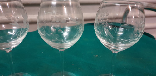 2 x wijnglas, bewerkt met druiven