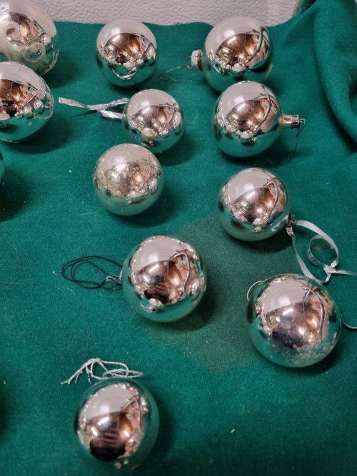 -	Kerstballen retro zilver bewerkt
