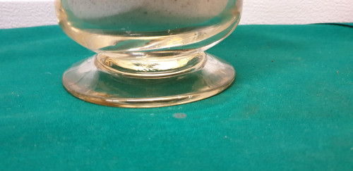 vaas van glas met versiering en kaars