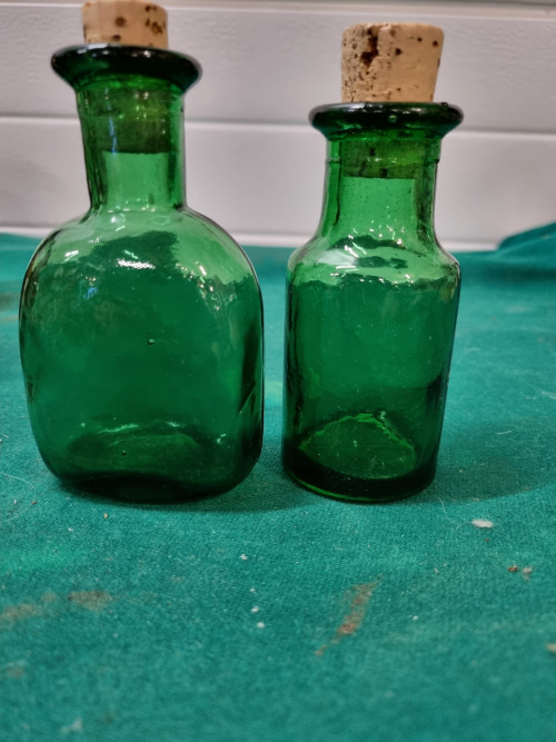 flesjes groen glas met kurk vintage