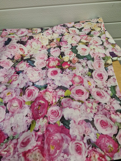 tafelkleed gebloemd met roze rozen