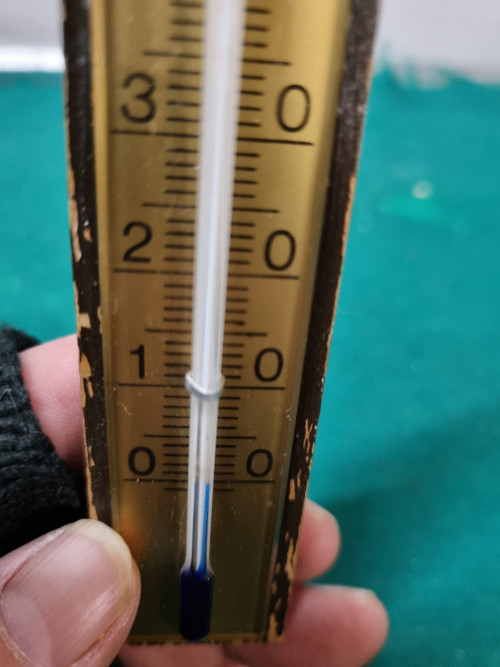 Thermometer vintage op hout