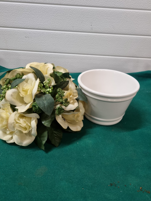 -	Kunst boeket in pot witte rozen