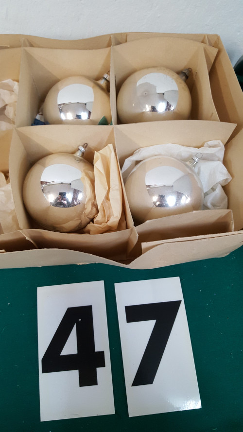 47 ] 4 grote kerstballen zilver