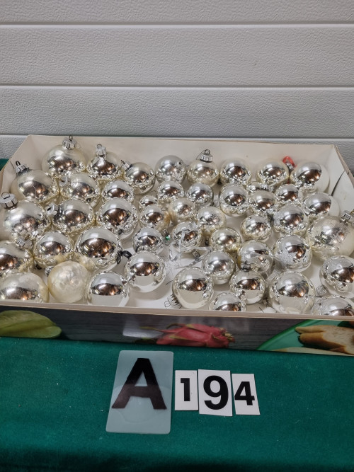 -	Kerstballen zilver retro 48 stuks
