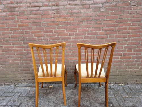 stoelen vintage met vloerse stof bekleed
