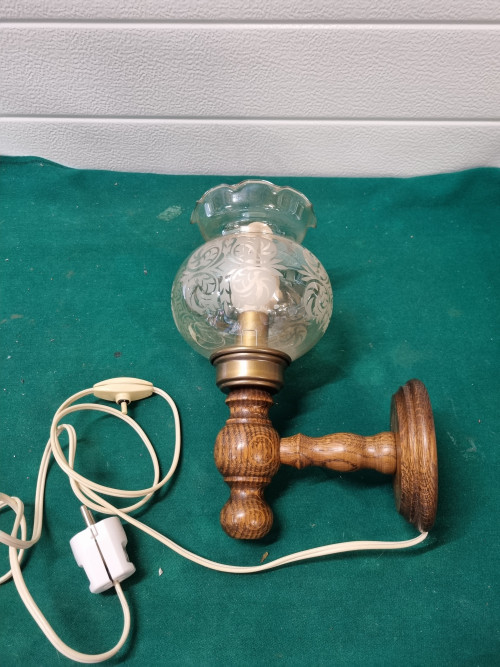 -	Wandlamp  hout met bewerkt glas