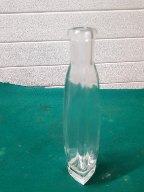 vaasje van glas in flesvorm