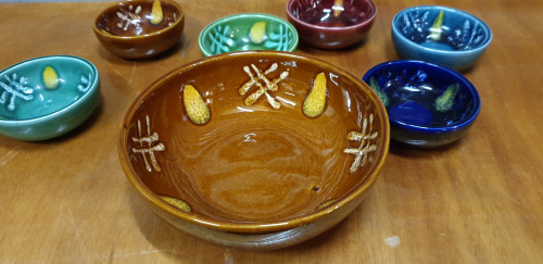 notenschaal met bakjes aardewerk