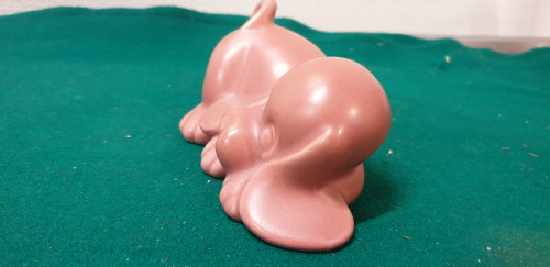 beeld hond roze aardewerk