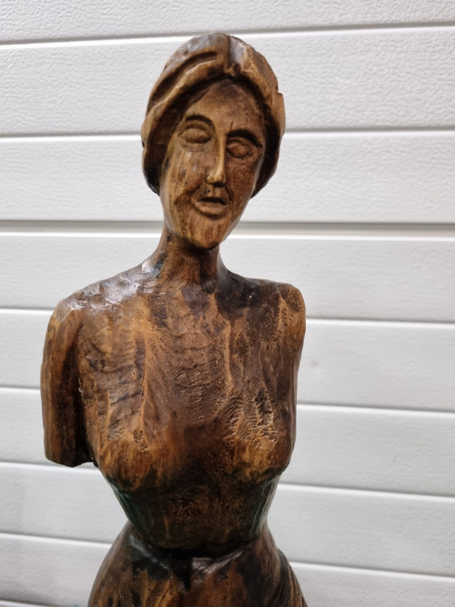 houten beeld van dame houtsnijwerk