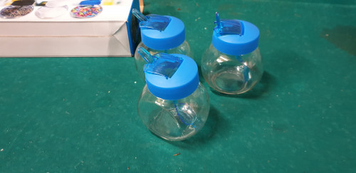 glazen potten met lepels + blauwe deksels