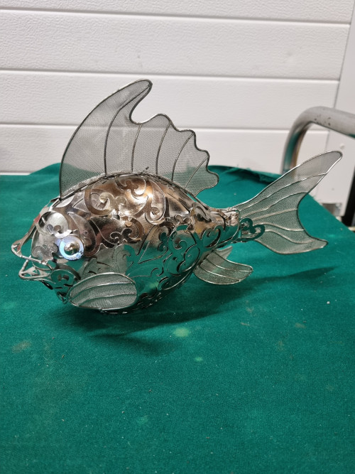 beeld sculptuur vis metaal en aardewerk