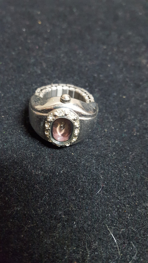 ring [343] met klok en diamantjes
