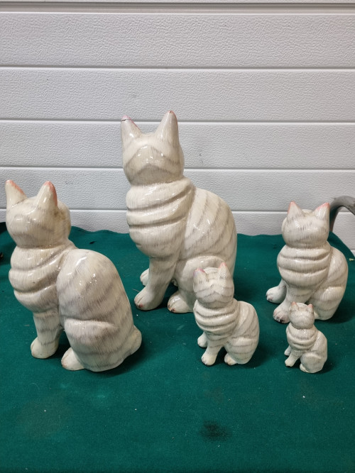 houten poezen katten beelden vijf stuks