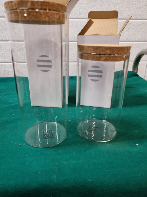 Voorraad potten van glas met kurk dop
