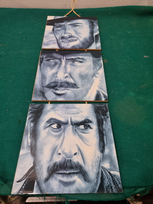 Wandhanger tegels op gedrukt hout western helden