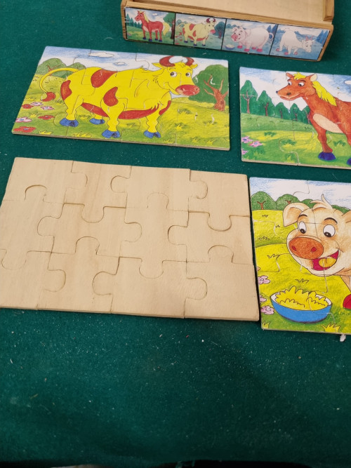 Houten puzzels in kistje , vintage vier puzzels