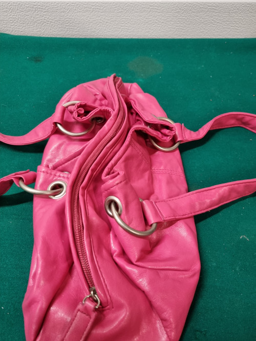 -	Handtas roze met drie vakken