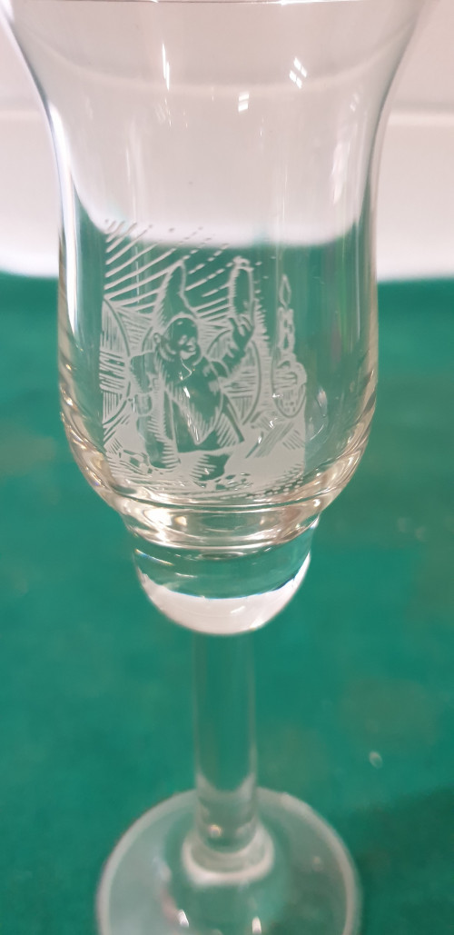 jeneverglas met afbeelding trol