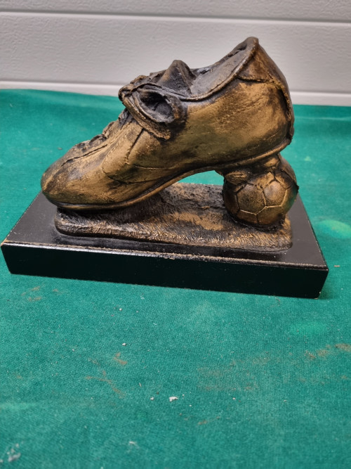 beeld gouden schoen met bal