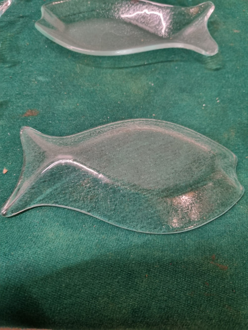 schaaltjes in de vorm van vis glas