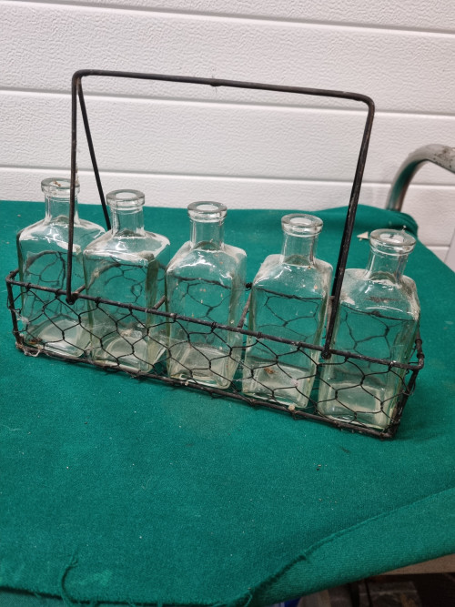 Mandje met flesjes van glas
