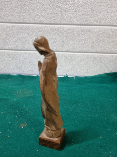 Maria beeld polyester steen op houten voet