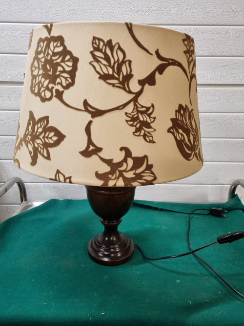 Tafellamp van hout bloemen kap