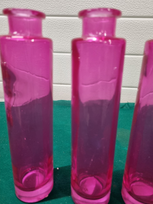 flesjes roze glas drie stuks