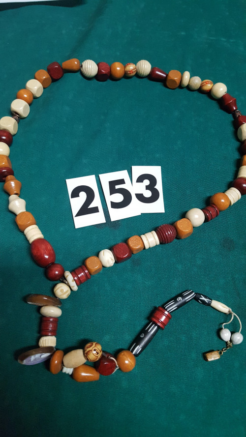 s 253, ketting bruin hout