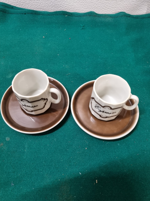 Espresso kopjes en schotel twee stellen retro