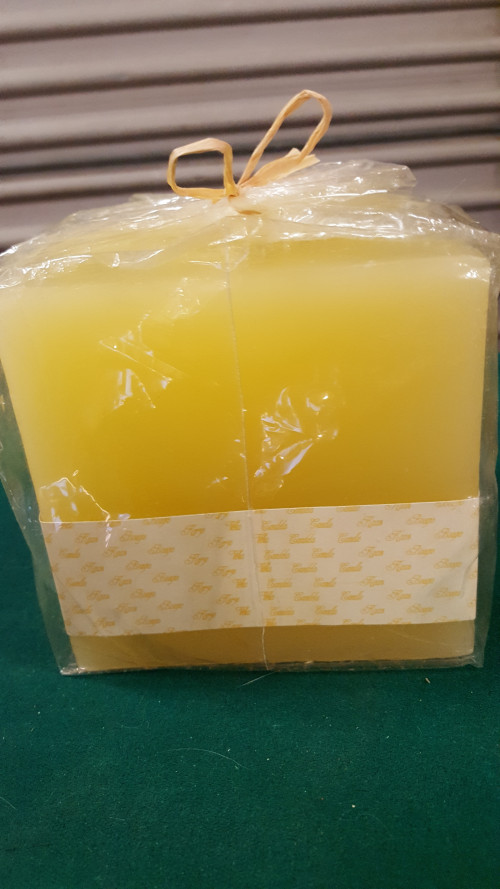 kaars vierkant blok geel in verpakking,