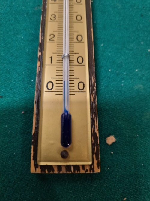 Thermometer vintage op hout