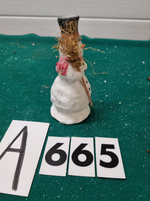 Sneeuwpop beeld met bezem, [a665]