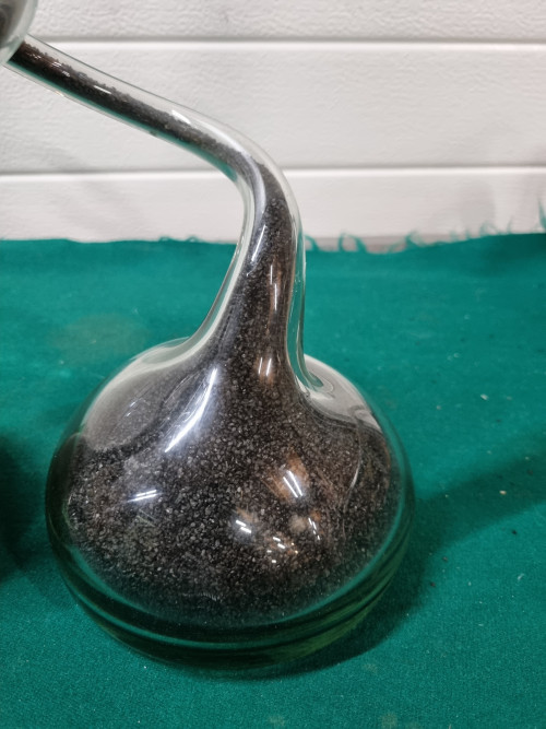 Vazen kronkel van glas met zwart zaad