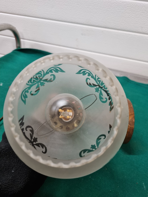 Wandlamp met glazen bol bewerkt