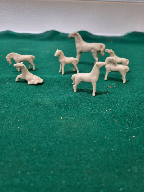 Paarden porselein wit zeven stuks
