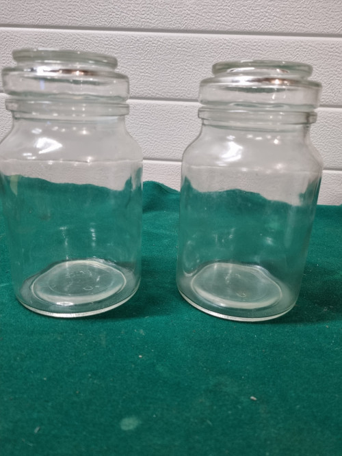 Voorraad potten van glas