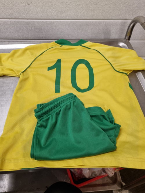Voetbalset shirt en broek brazilie , maat 128