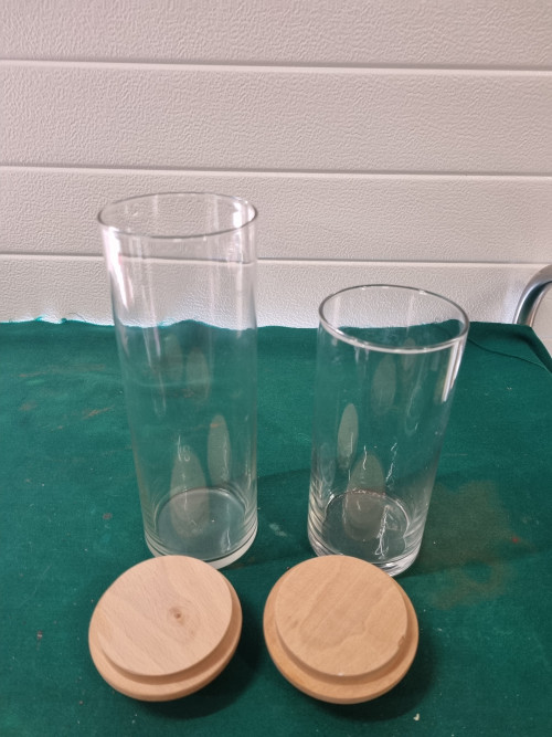 Voorraad potten van glas met houten deksel