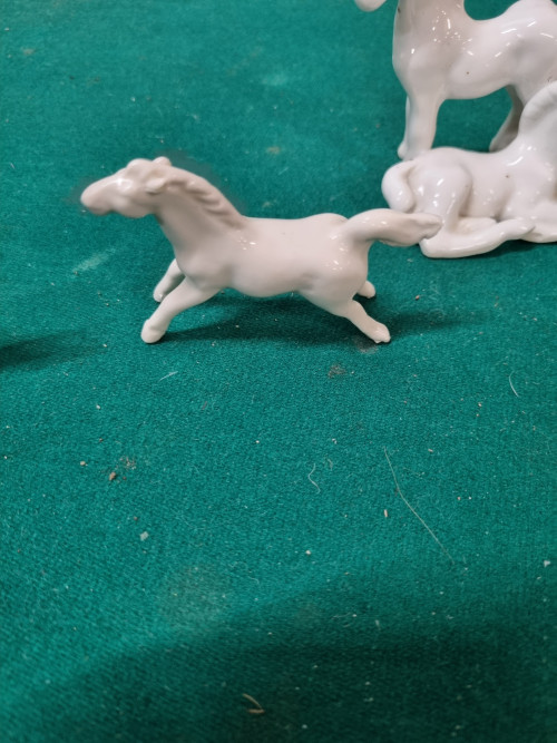 Beelden paarden wit drie stuks
