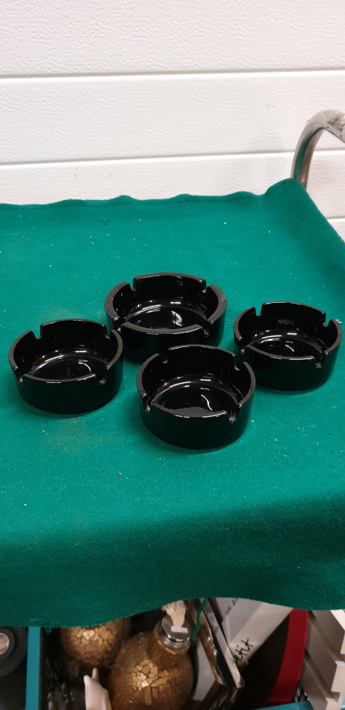 Asbakken 4 x zwart aardewerk