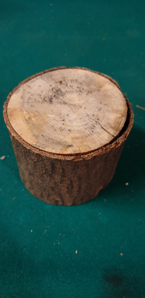 waxinehouder op hout stam