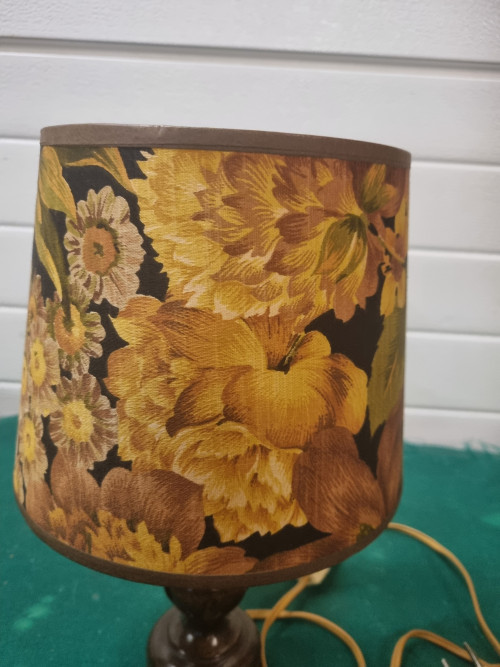 tafellamp van hout bloemen kapje vintage