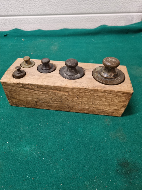 Gewichten vintage messing in houten blok