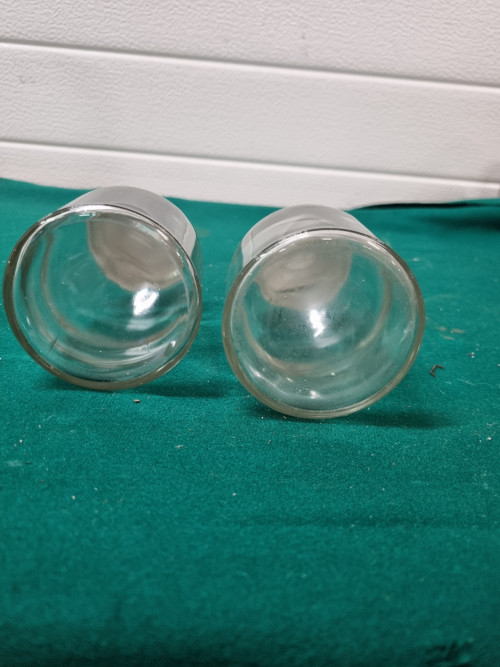 Strooiers met schenktuit glas