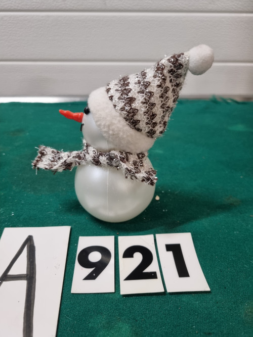sneeuwpop met muts en das [a921]