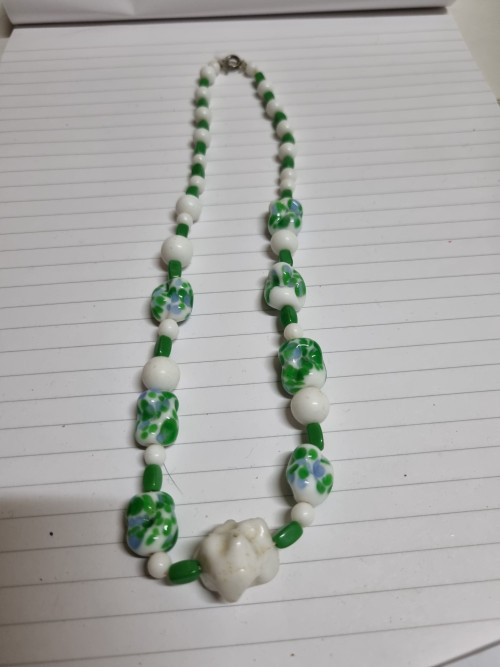 halsketting groen witte stenen