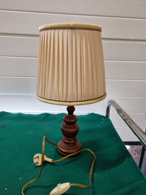Tafellamp hout en stoffen kap vintage